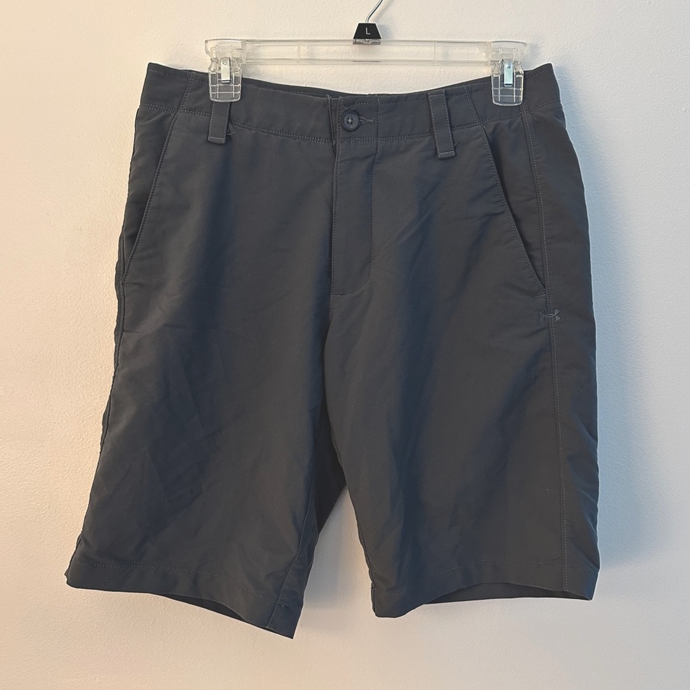 Under Armour Men’s Shorts -size 30 waist Heatgear Loose Grey athletic casual EUC